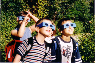 Foto: Kinder mit Sonnenfinsternis-Brillen