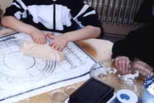 Foto eines Kindes, das den Brotlaib formt