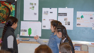 Foto: Schülerinnen erklären sich ihre Ergebnisse