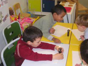 Foto: Kindergruppe beim Zeichnen