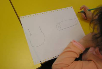 Foto: Kind beim Zeichnen von Glühlampe und Batterie