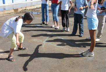 Foto: Kinder betrachten den Schatten eines Kindes