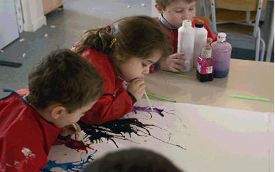 Foto: Kinder pusten mit Strohhalmen Tinte vor sich her