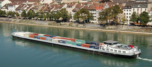 Ein Lastkahn auf dem Rhein bei Basel