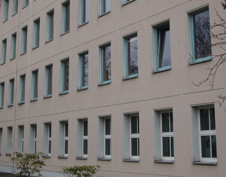 Foto eines konventionellen Hauses mit offenem Fenster