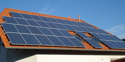 Foto: Solarmodule auf einem Hausdach