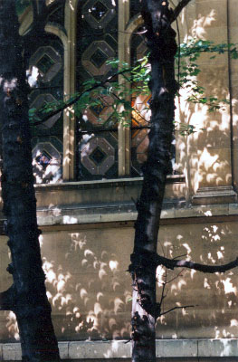Foto von Gilles Bigaré: Sonnensicheln an einer Hausfassade in Paris